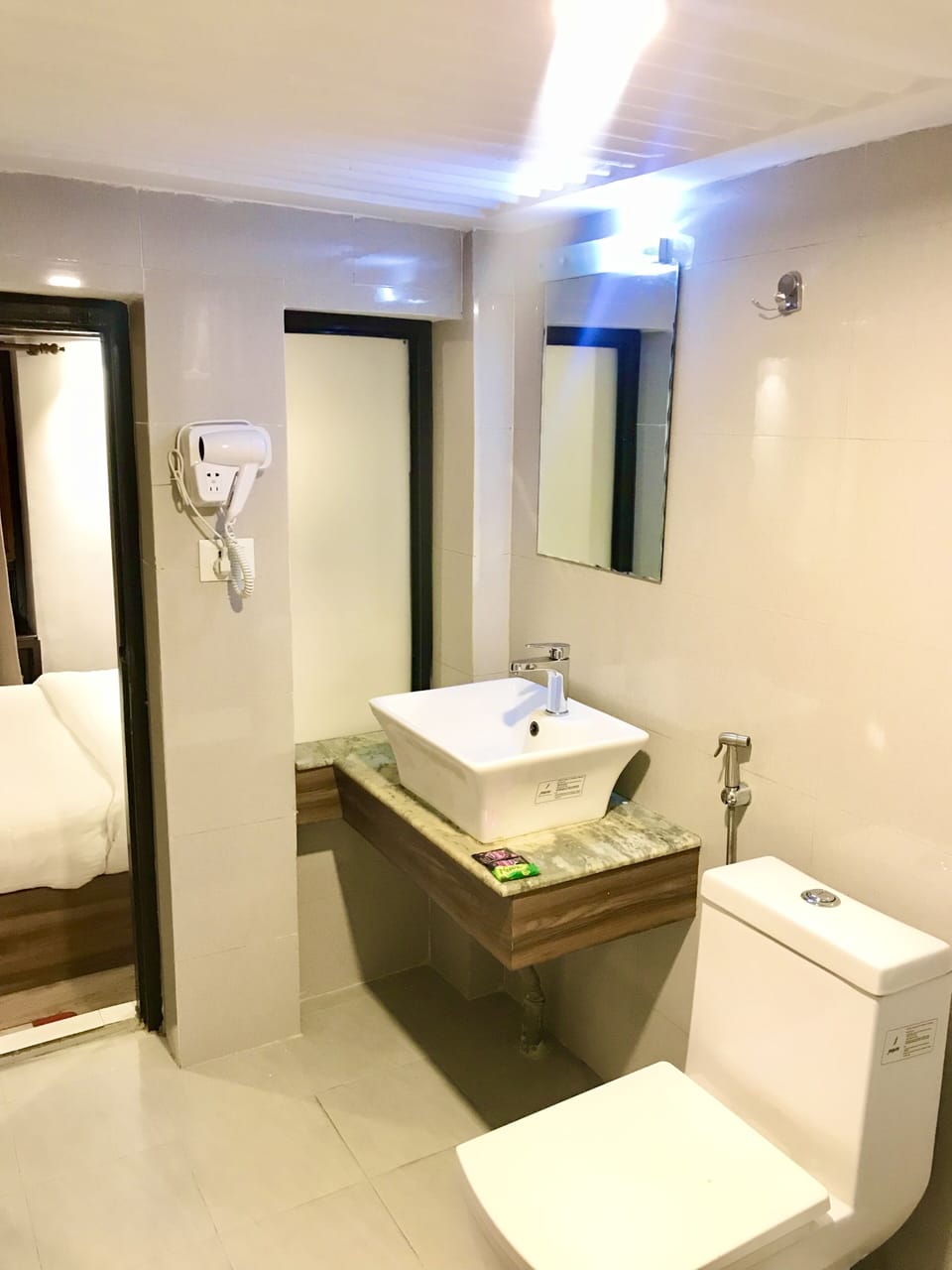Deluxe Room | Bathroom | Shower, free toiletries, hair dryer, slippers