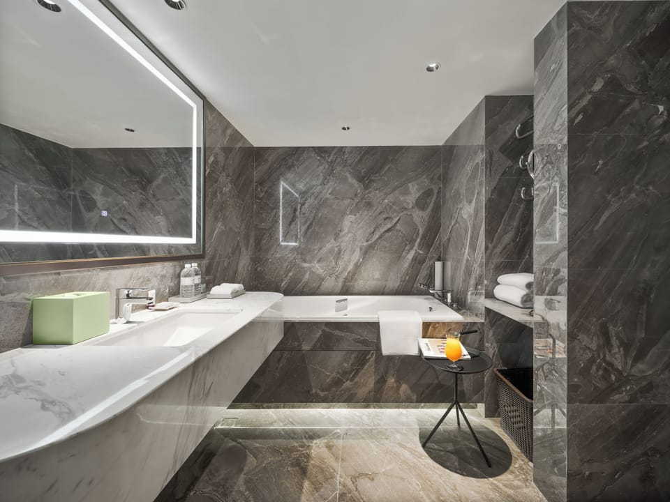Deluxe Suite | Bathroom | Free toiletries, hair dryer, slippers, towels