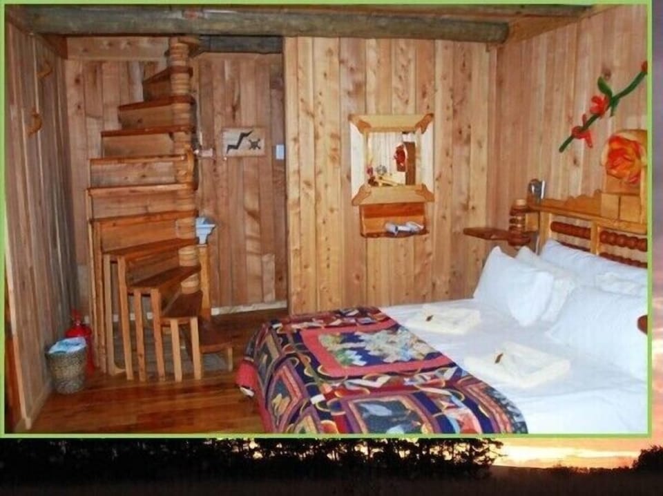Faraway Treehouse | Living area | Fireplace