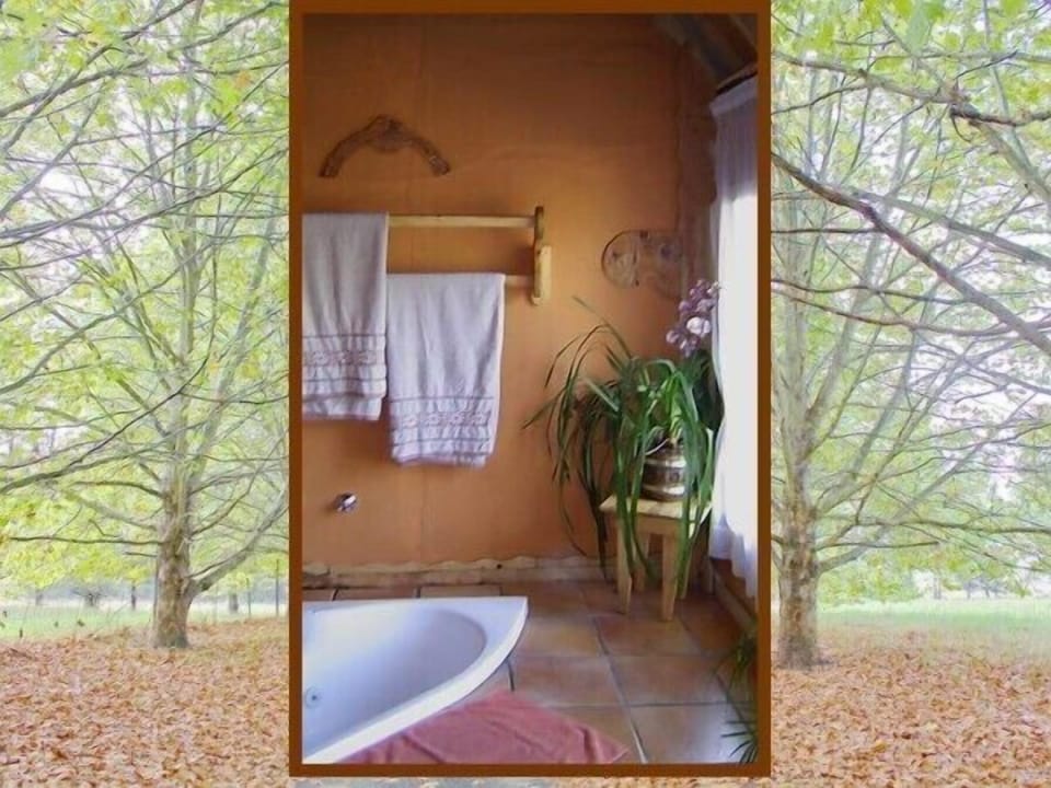 Romantic Treehouse | Bathroom | Shower, hair dryer, towels