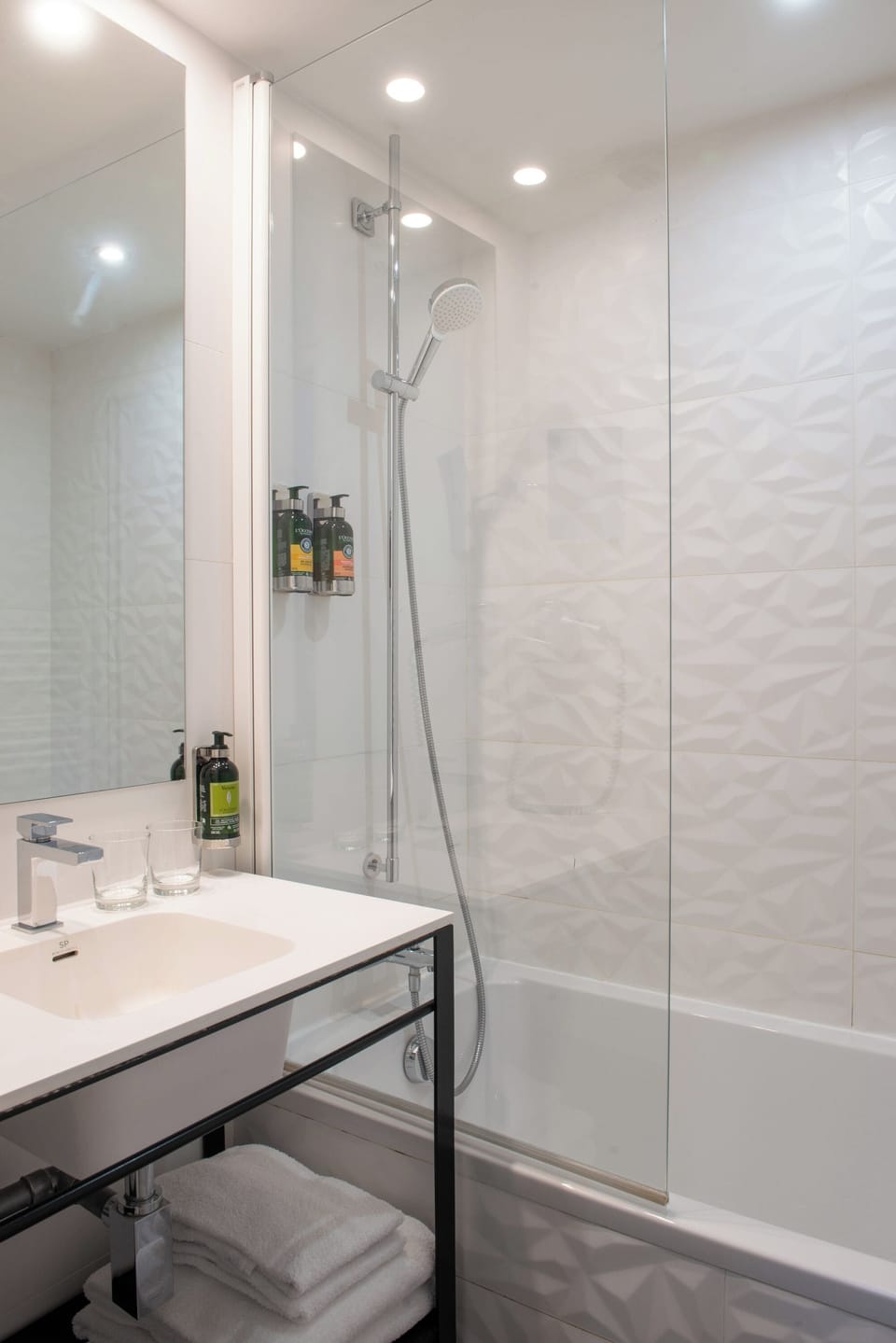 Family Suite (2 connecting rooms) | Bathroom | Shower, free toiletries, hair dryer, towels