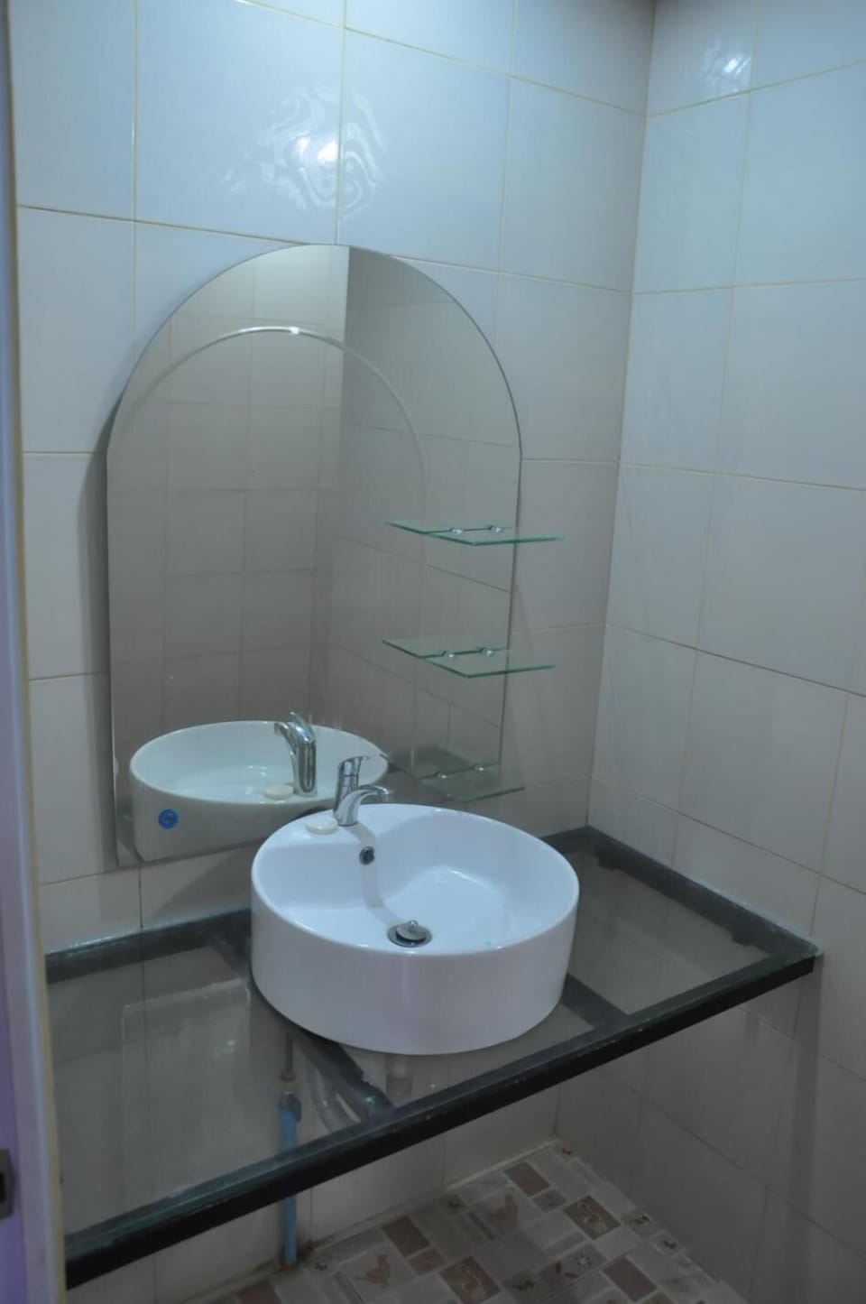Shower, free toiletries, towels
