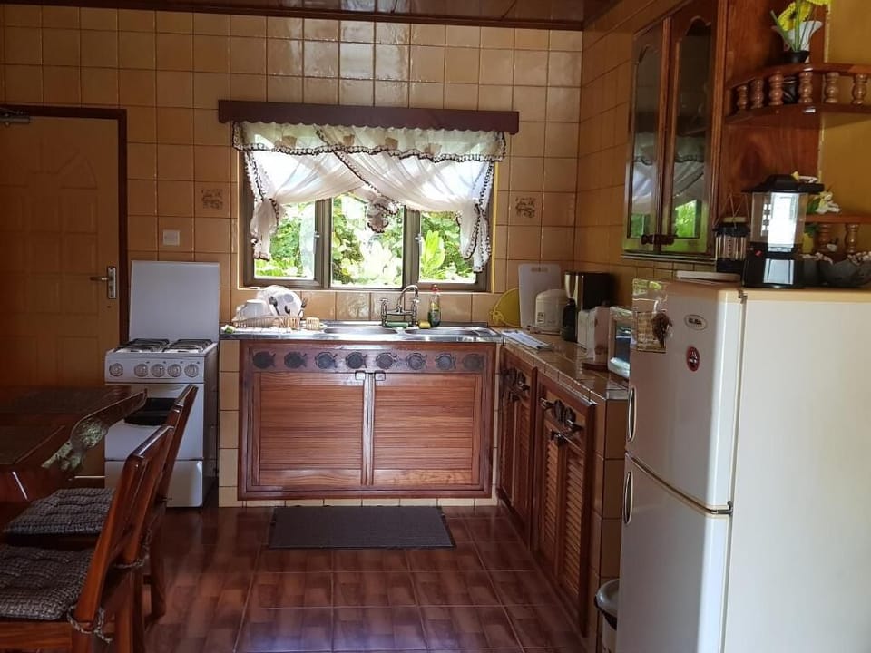 Full-size fridge, microwave, oven, stovetop