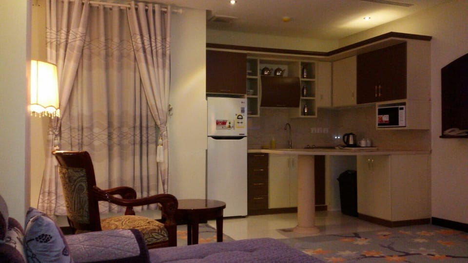 Apartment, 2 Bedrooms | Private kitchen | Microwave, oven