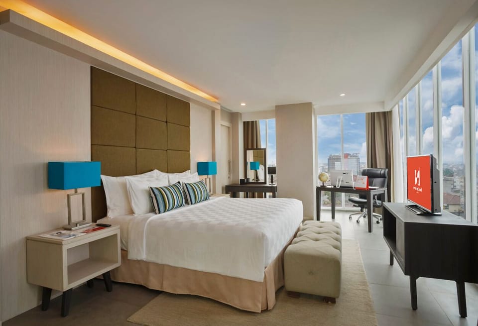 Presidential Room | Minibar, in-room safe, desk, laptop workspace