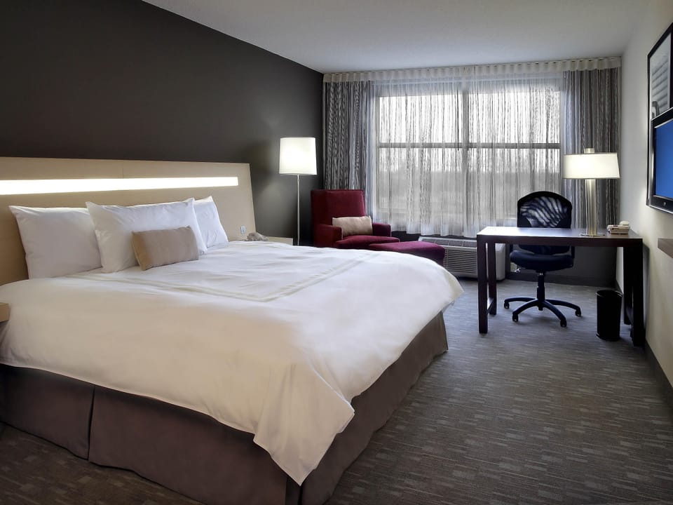 Superior Room, 1 King Bed | Premium bedding, in-room safe, desk, laptop workspace