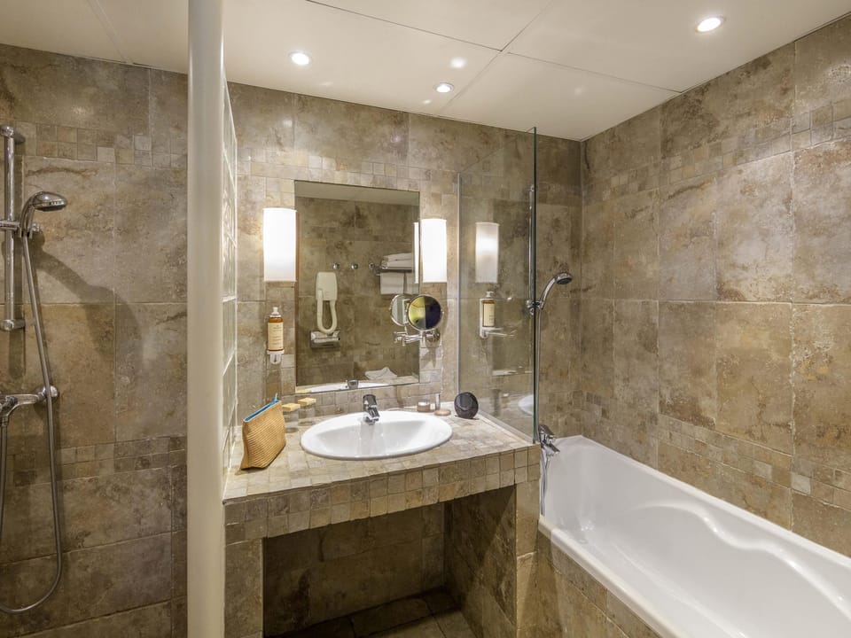 Classic Room, 1 Double Bed, Garden View | Premium bedding, in-room safe, desk, laptop workspace