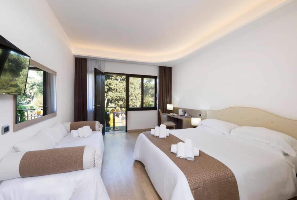 Superior Triple Room, Balcony | Egyptian cotton sheets, in-room safe, desk, blackout drapes