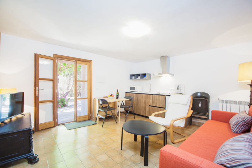 Standard Apartment, 1 Bedroom | Living area | 22-inch TV with satellite channels