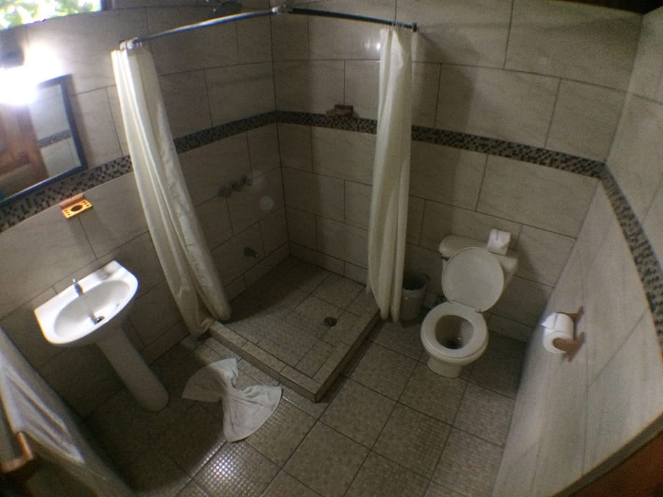 Cabin, Balcony, Garden View | Bathroom | Shower, rainfall showerhead, free toiletries, towels