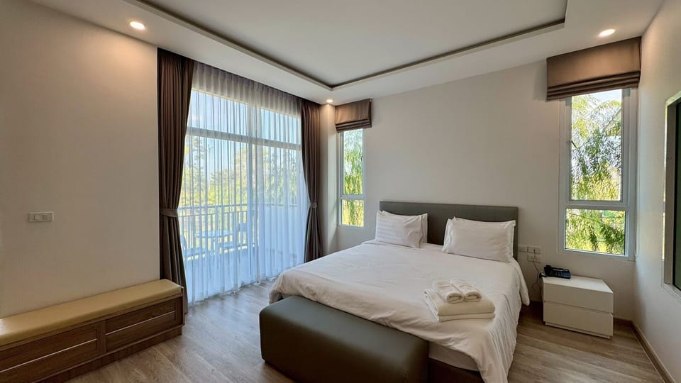 Honeymoon Room, 1 King Bed, Park View | Minibar, desk, free WiFi, bed sheets