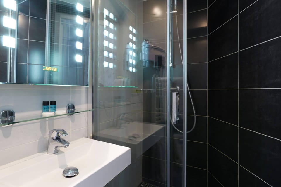 Shower, free toiletries, hair dryer, towels