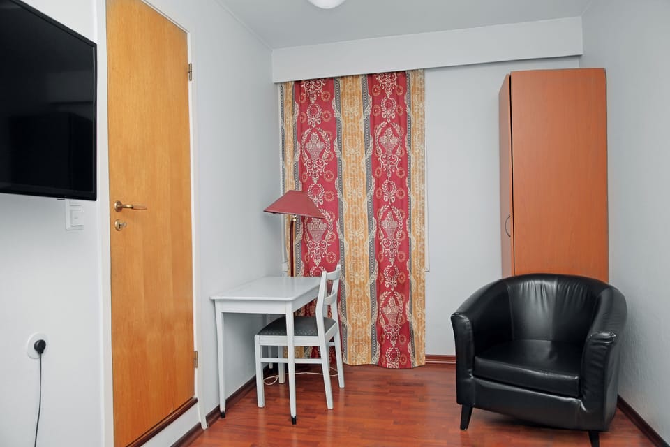 Economy Single Room | Living area | Flat-screen TV