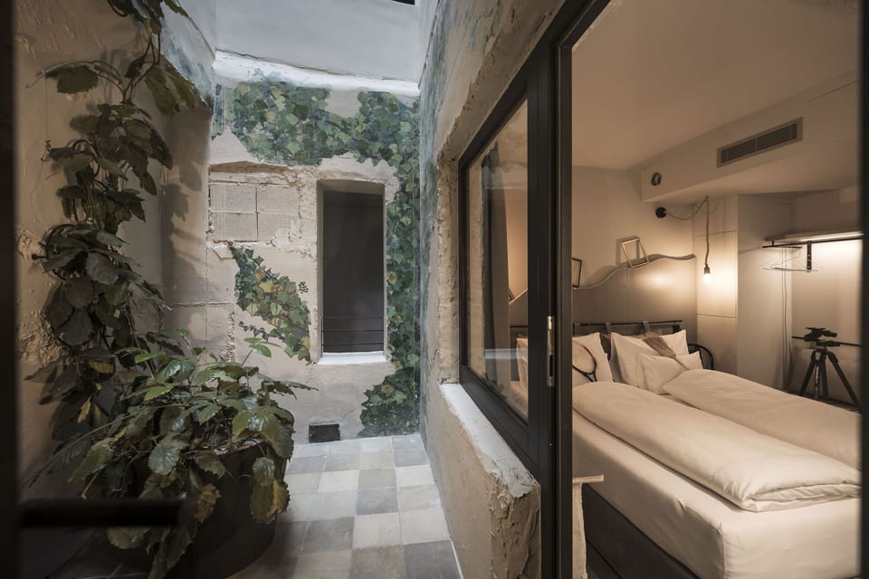 Basic Room (Besenkammer) | Courtyard view