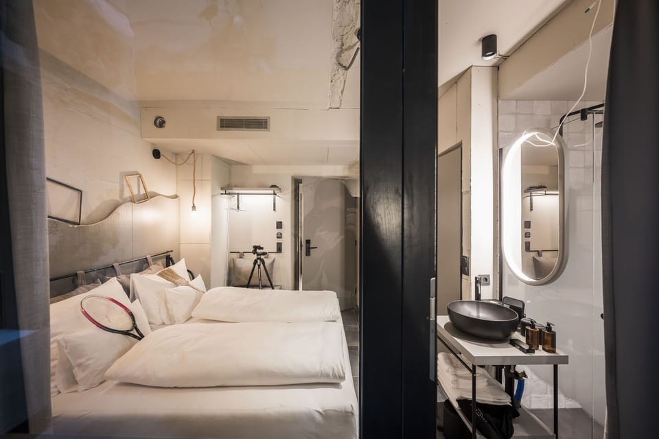 Basic Room (Besenkammer) | Bathroom | Eco-friendly toiletries, hair dryer, towels, soap
