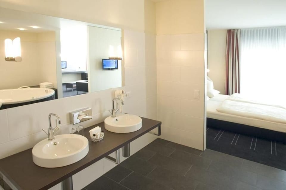 Suite (Champion) | Bathroom | Combined shower/tub, free toiletries, hair dryer, towels