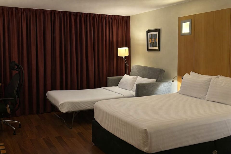 Triple Room | Bathroom | Shower, free toiletries, hair dryer, towels