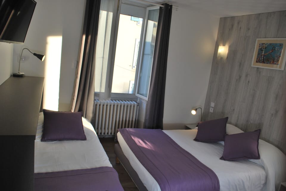 Triple Room | Individually decorated, individually furnished, desk, laptop workspace