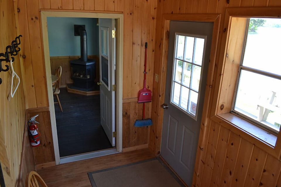 Deluxe Cottage, 3 Bedrooms, Lake View (Cottage #4) | Living area | TV