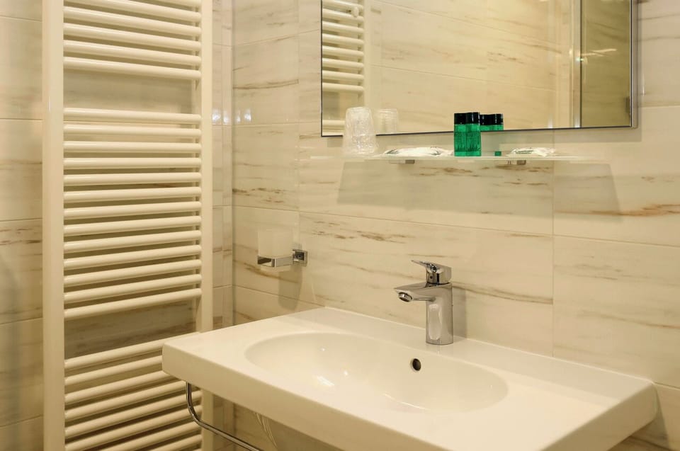 Shower, hair dryer, slippers, bidet