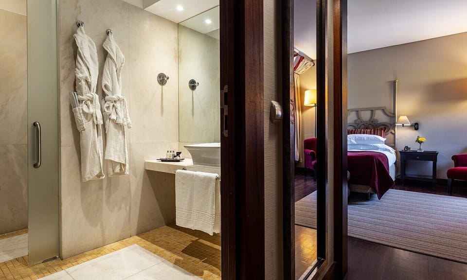 Double or Twin Room | Minibar, in-room safe, desk, soundproofing