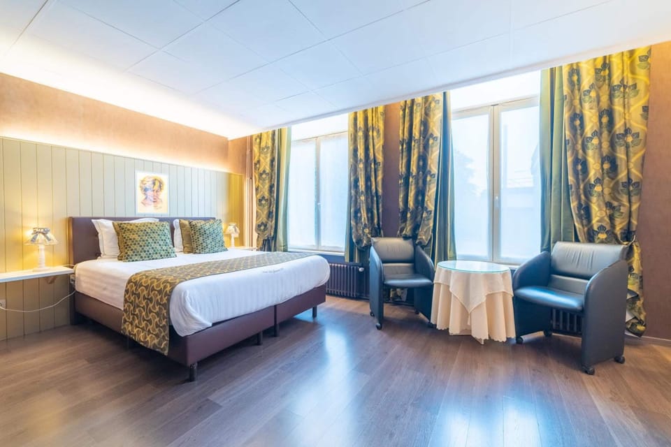 Minibar, in-room safe, desk, WiFi (free)