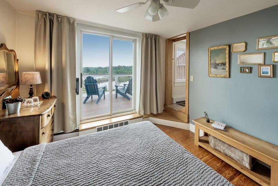 Cobble Beach (Private Bathroom) | Egyptian cotton sheets, premium bedding, memory foam beds