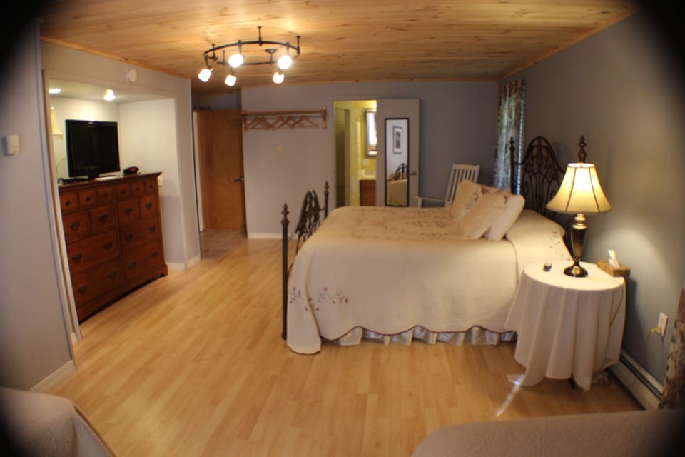 Family Room, 1 Double Bed, 1 King Bed, 1 Twin Bed | Premium bedding, individually decorated, individually furnished
