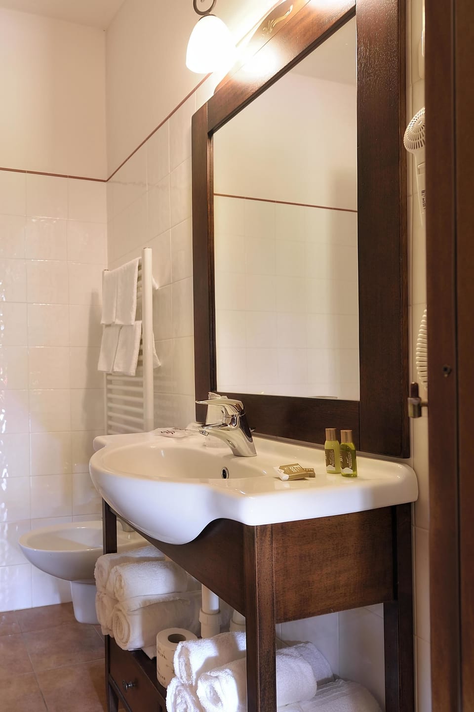 Combined shower/tub, free toiletries, hair dryer, bidet