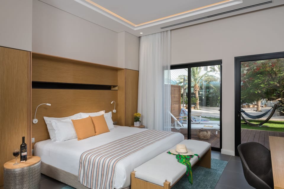 Studio, Garden View | Minibar, in-room safe, individually decorated, individually furnished