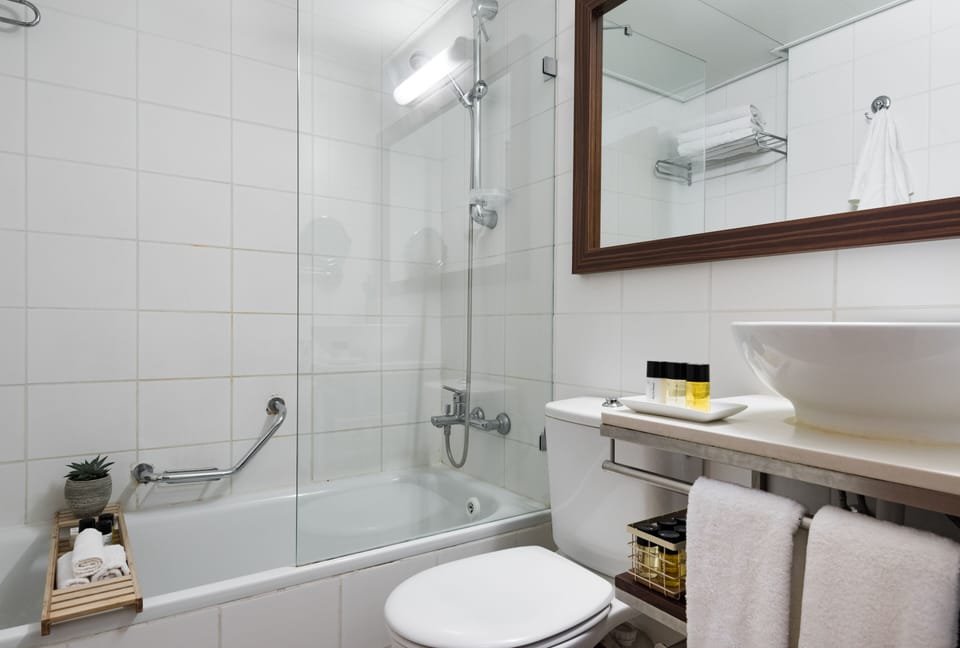 Superior Room, City View | Bathroom | Combined shower/tub, free toiletries, hair dryer, towels