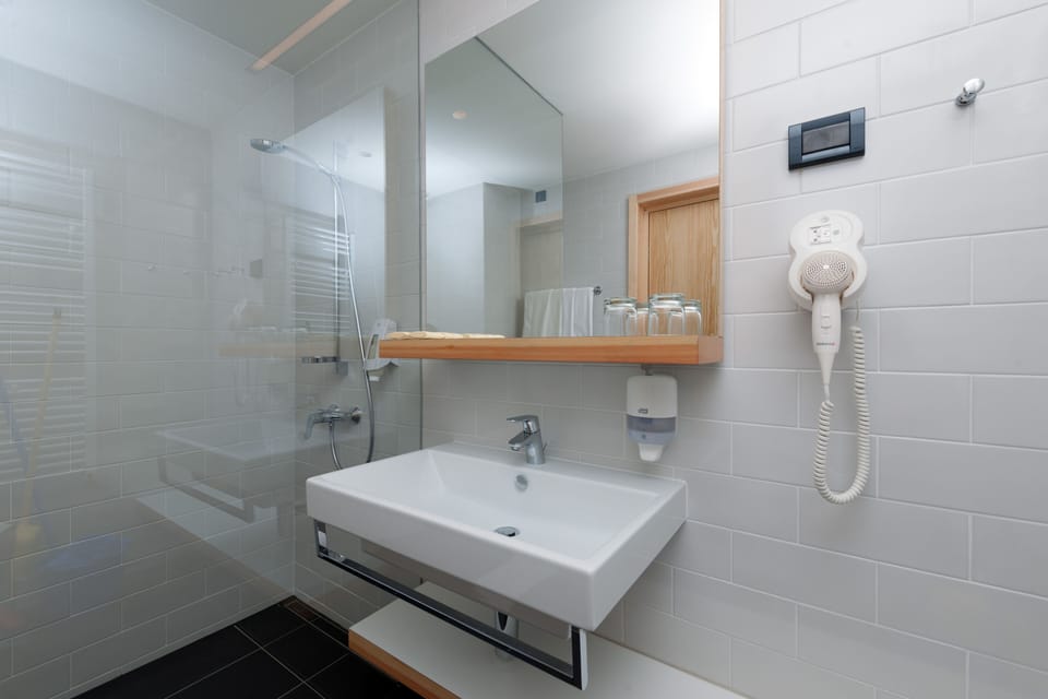 Shower, free toiletries, hair dryer, towels