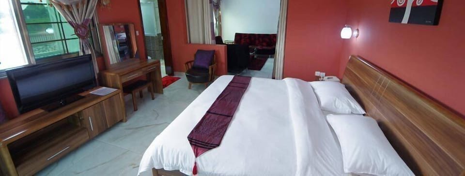 Junior Suite (Single) | In-room safe, desk, laptop workspace, blackout drapes