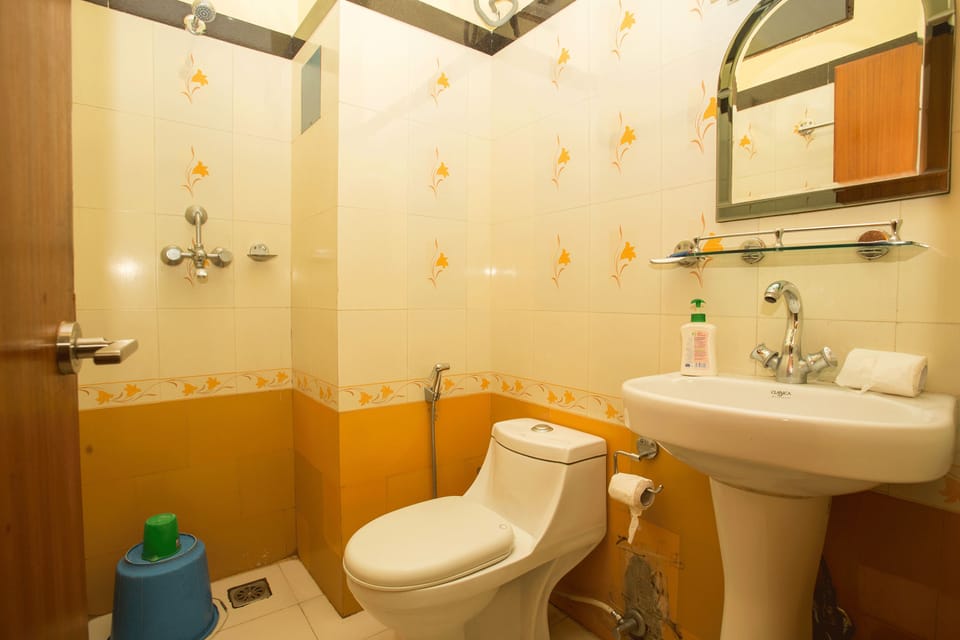 Shower, free toiletries, towels