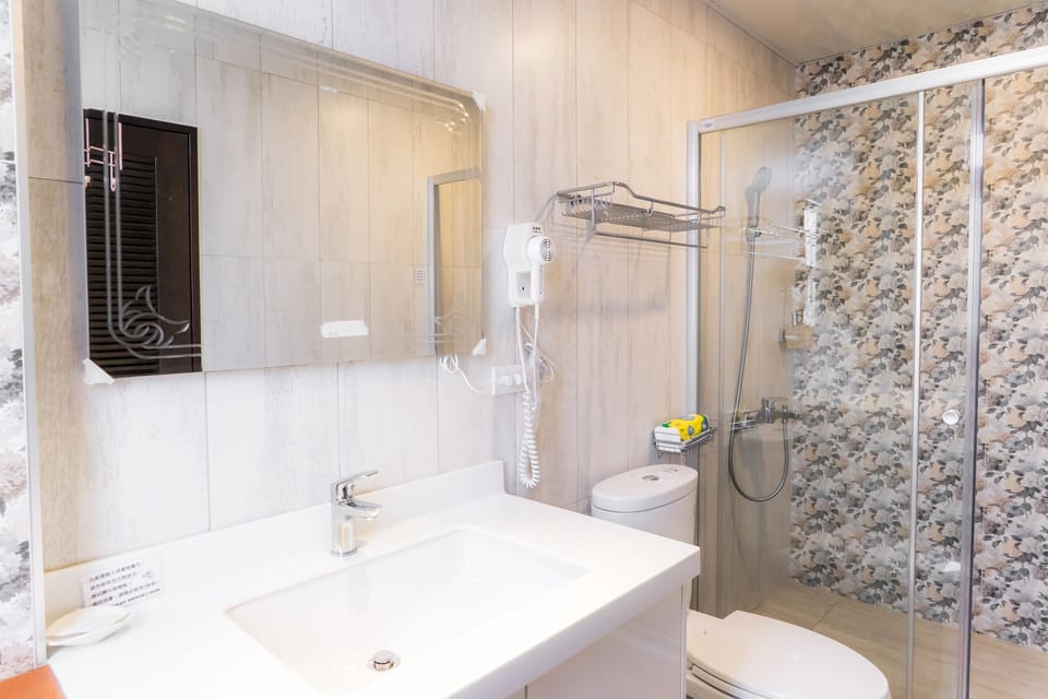 Triple Room with Slide - Large | Bathroom | Shower, free toiletries, hair dryer, slippers