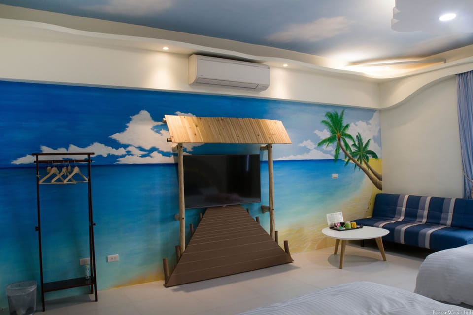 Family Room (-C-) | Desk, soundproofing, rollaway beds, free WiFi