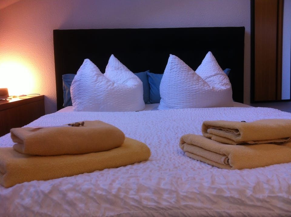 Double Room, Private Bathroom (Kleines) | Hypo-allergenic bedding, in-room safe, blackout drapes, free WiFi