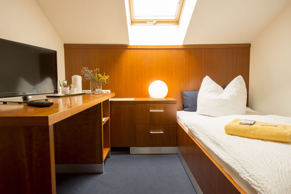 Standard Single Room, Private Bathroom | Hypo-allergenic bedding, in-room safe, blackout drapes, free WiFi