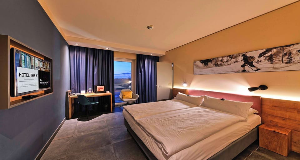 Business Room, 1 Queen Bed | In-room safe, laptop workspace, soundproofing, iron/ironing board