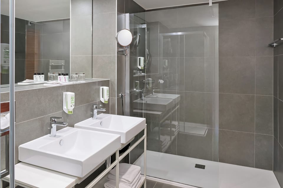 Executive Suite | Bathroom | Combined shower/tub, free toiletries, hair dryer, towels