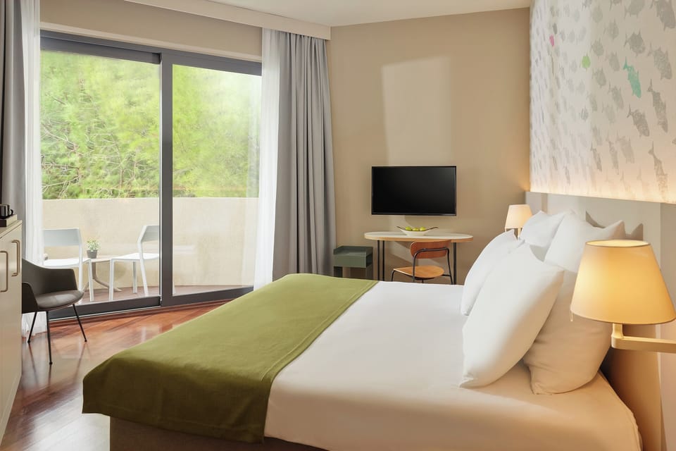 Executive Suite | Minibar, in-room safe, desk, blackout drapes