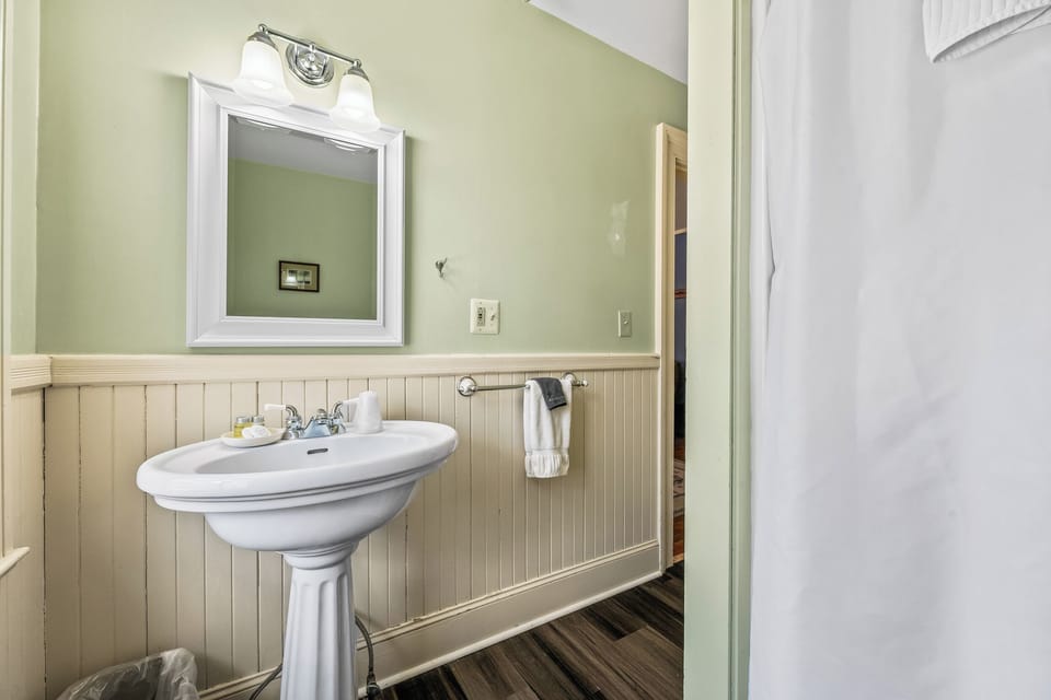 Superior Double Room | Bathroom | Combined shower/tub, free toiletries, hair dryer, towels