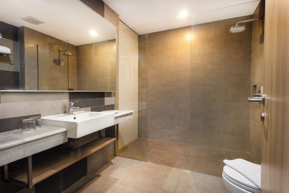 Deluxe Room | Bathroom | Shower, free toiletries, slippers, towels
