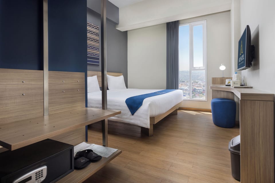 In-room safe, desk, WiFi (free)