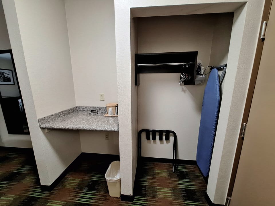 Room, 1 King Bed | Room amenity