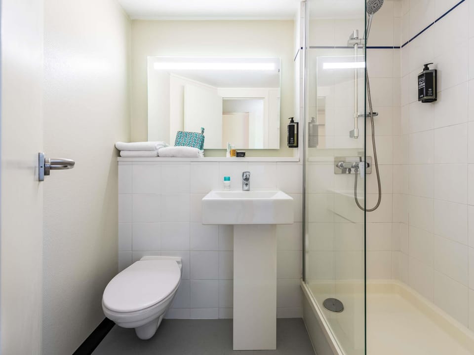 Desk, cribs/infant beds, free WiFi