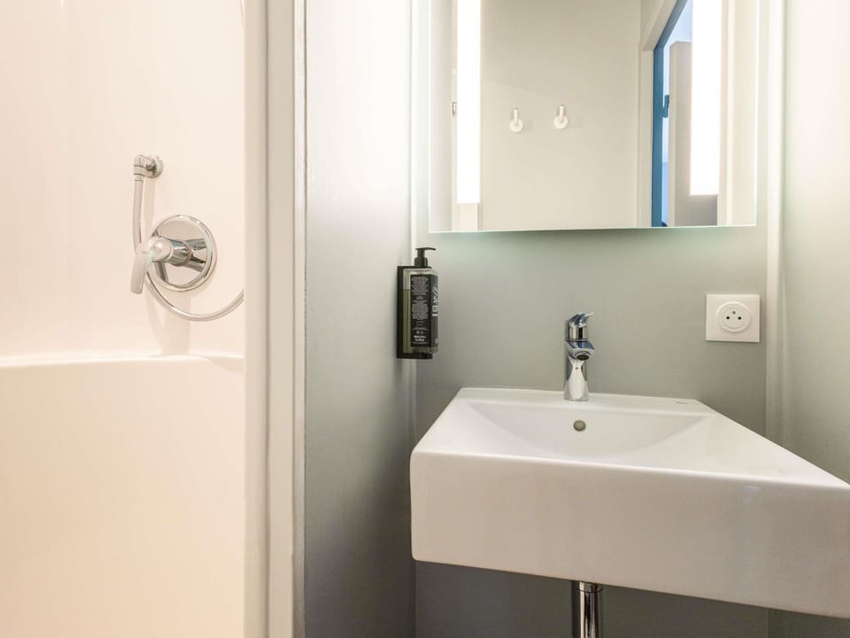 Room with 1 Queen size bed and 1 extra single bed | Desk, free WiFi, bed sheets