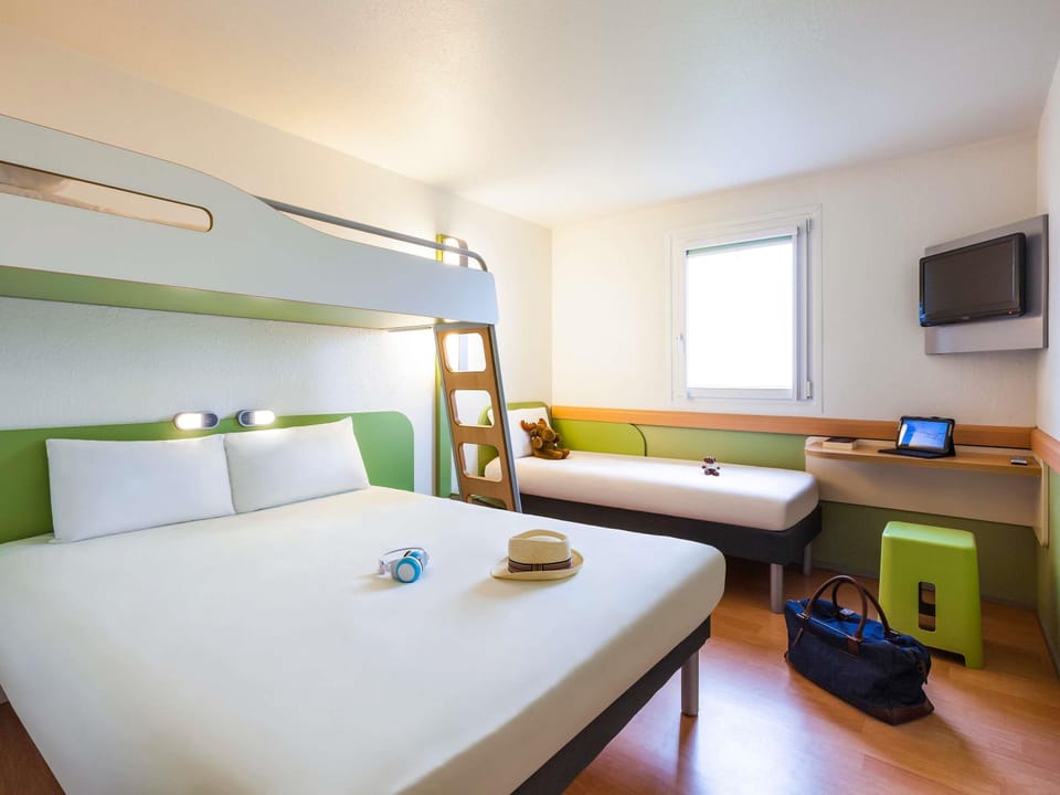 Desk, soundproofing, free cribs/infant beds, free WiFi