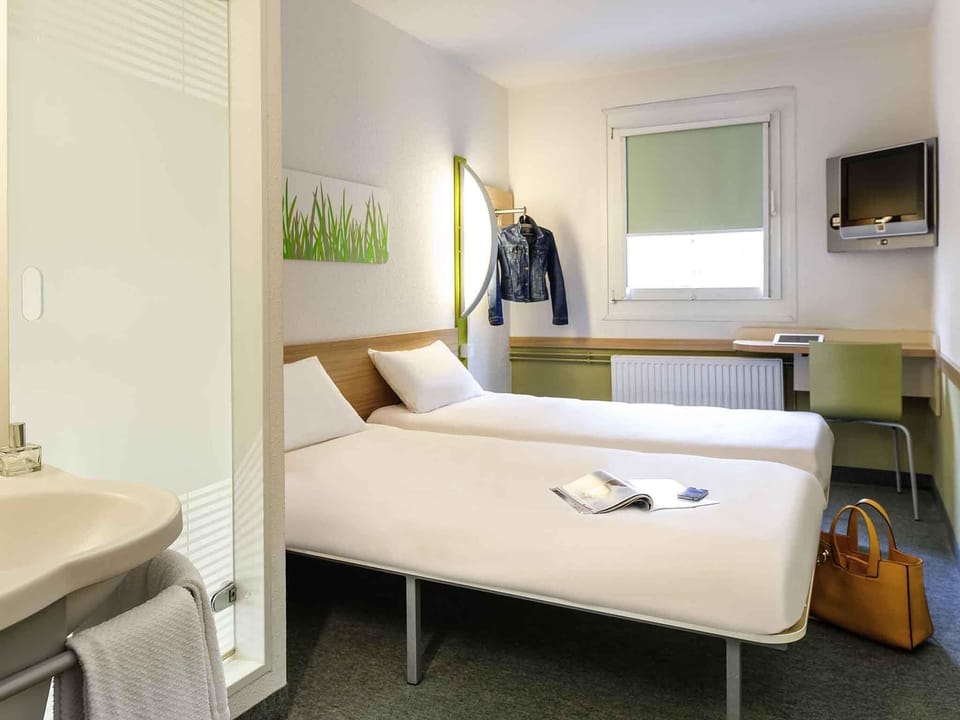 Desk, soundproofing, free WiFi, bed sheets