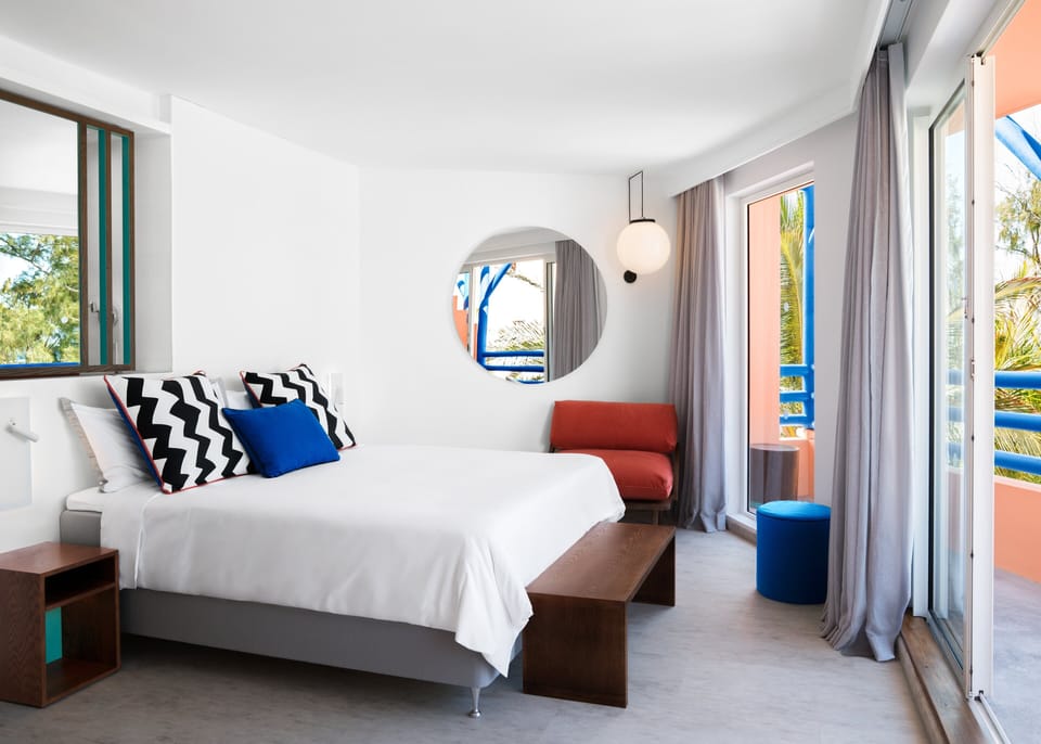 POOL PLUS ROOM | Premium bedding, in-room safe, desk, blackout drapes